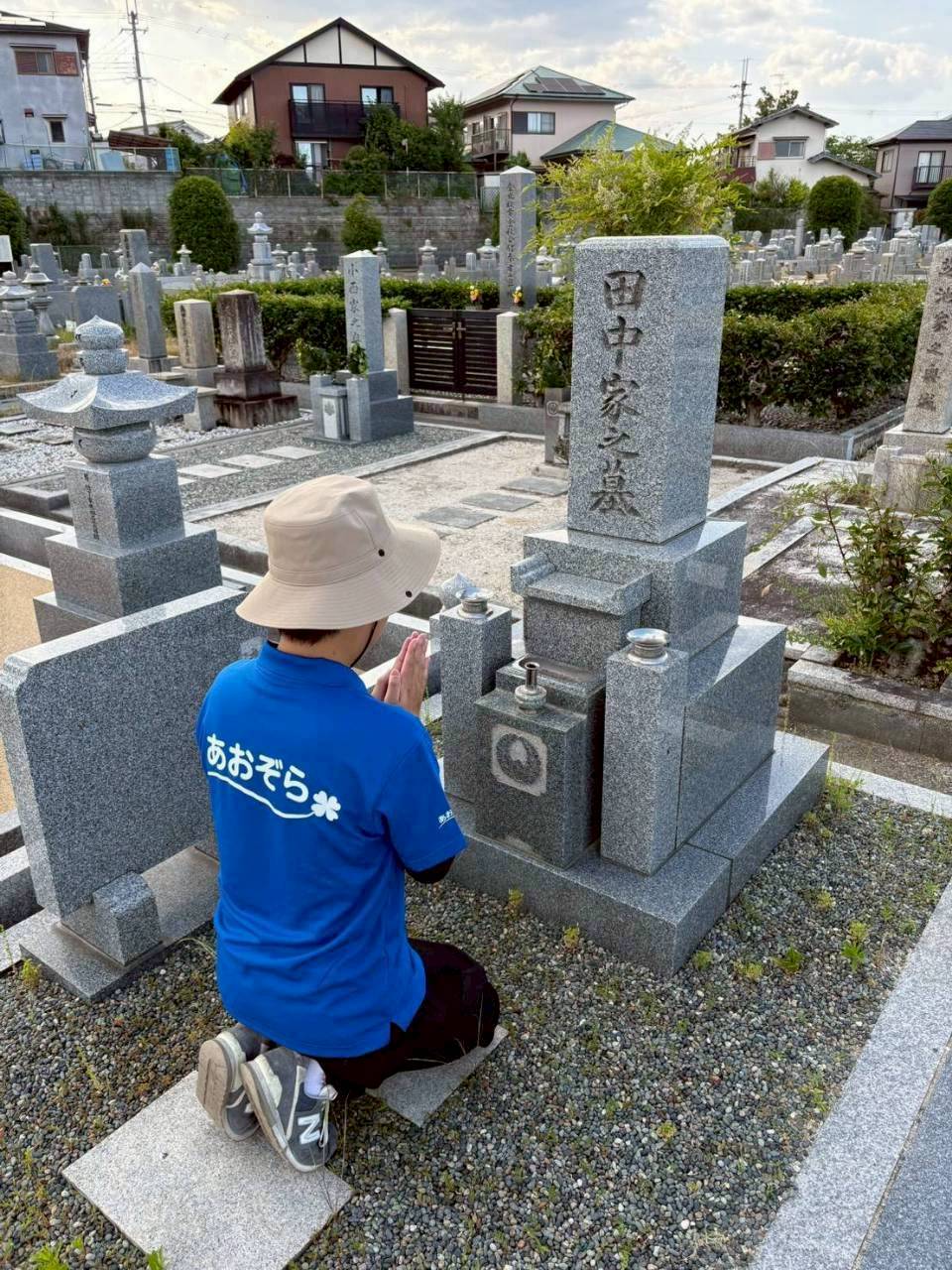 あおぞらのスタッフがお墓を丁寧に清掃する様子