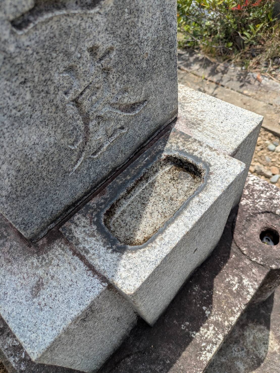 水垢・黒ずみが付着した墓石